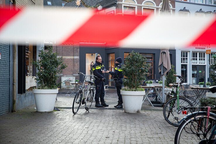 In beeld: Man neergestoken op klaarlichte dag in Zwolse binnenstad na ‘akkefietje’, verdachte aangehouden - Foto: Hugo Janssen