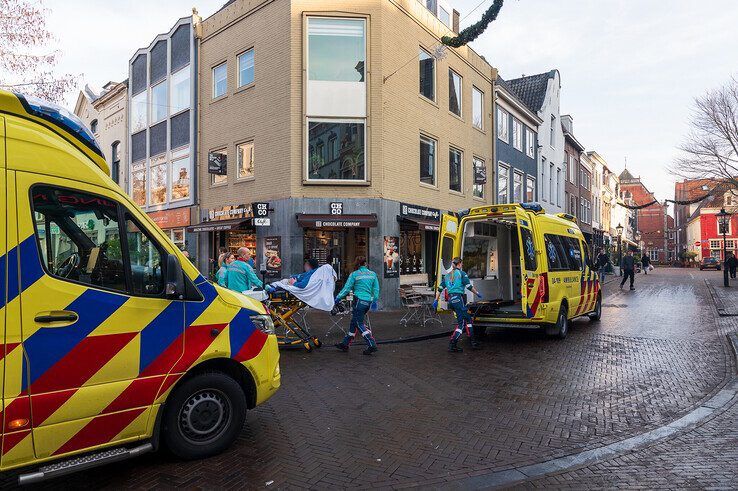 In beeld: Man neergestoken op klaarlichte dag in Zwolse binnenstad na ‘akkefietje’, verdachte aangehouden - Foto: Peter Denekamp