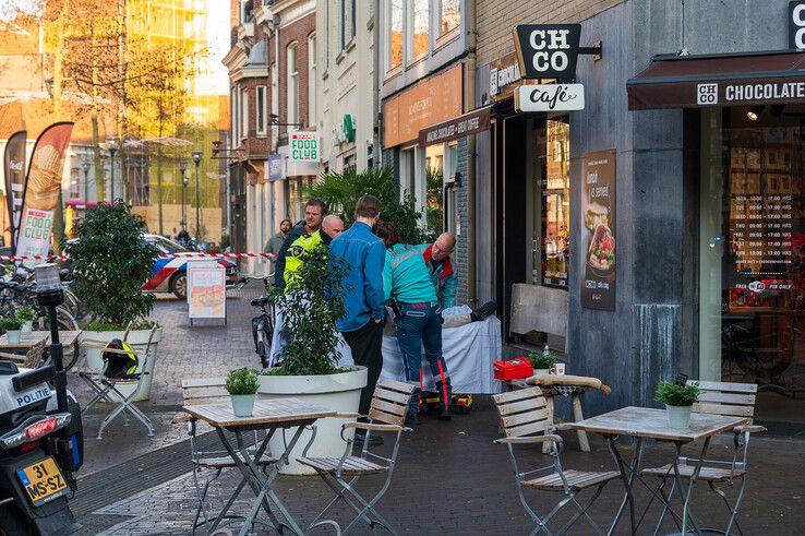 In beeld: Man neergestoken op klaarlichte dag in Zwolse binnenstad na ‘akkefietje’, verdachte aangehouden - Foto: Peter Denekamp