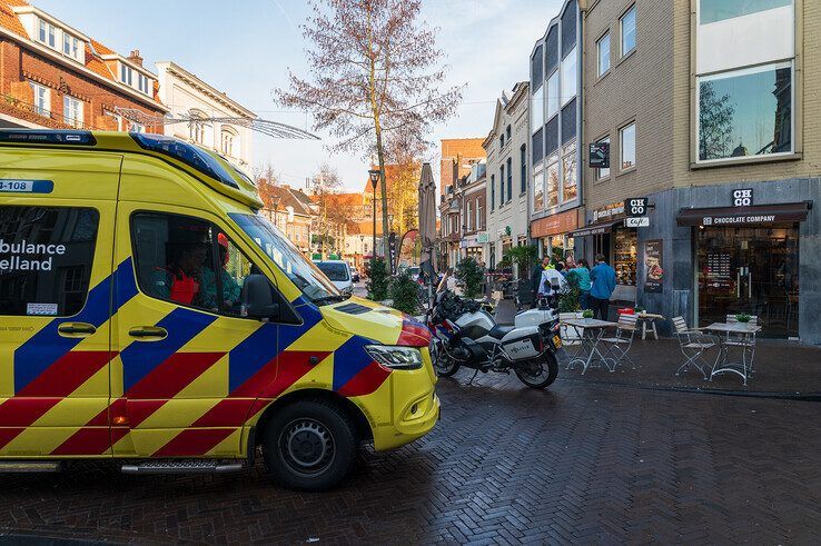 In beeld: Man neergestoken op klaarlichte dag in Zwolse binnenstad na ‘akkefietje’, verdachte aangehouden - Foto: Peter Denekamp