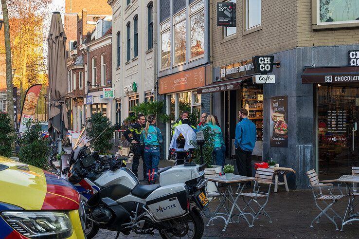 In beeld: Man neergestoken op klaarlichte dag in Zwolse binnenstad na ‘akkefietje’, verdachte aangehouden - Foto: Peter Denekamp