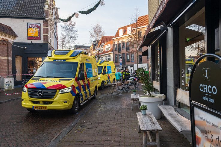 In beeld: Man neergestoken op klaarlichte dag in Zwolse binnenstad na ‘akkefietje’, verdachte aangehouden - Foto: Peter Denekamp