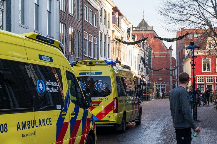 In beeld: Man neergestoken op klaarlichte dag in Zwolse binnenstad na ‘akkefietje’, verdachte aangehouden - Foto: Peter Denekamp