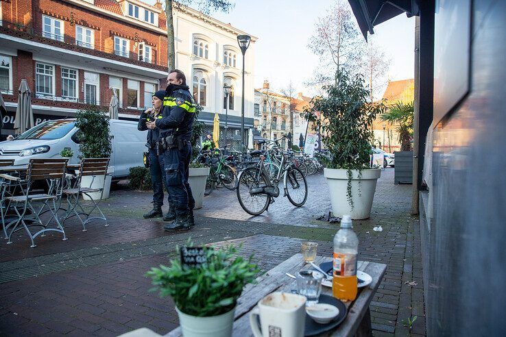 In beeld: Man neergestoken op klaarlichte dag in Zwolse binnenstad na ‘akkefietje’, verdachte aangehouden - Foto: Hugo Janssen