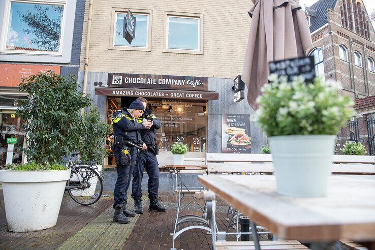 In beeld: Man neergestoken op klaarlichte dag in Zwolse binnenstad na ‘akkefietje’, verdachte aangehouden - Foto: Hugo Janssen