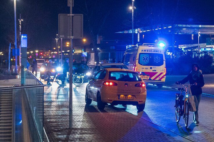 In beeld: Man zwaargewond door steekpartij bij station Zwolle - Foto: Peter Denekamp