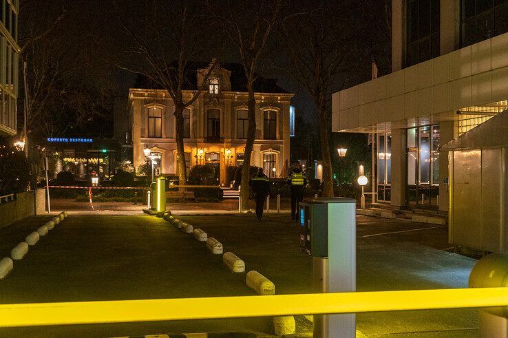 In beeld: Man zwaargewond door steekpartij bij station Zwolle - Foto: Peter Denekamp