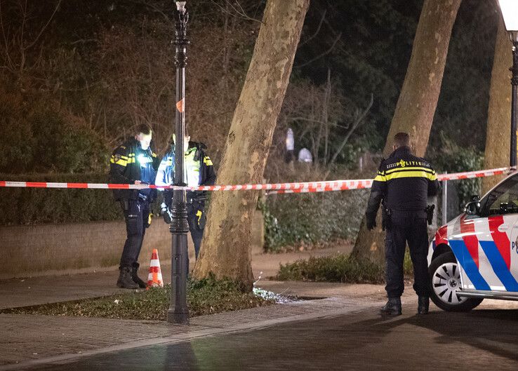 In beeld: Man zwaargewond door steekpartij bij station Zwolle - Foto: Hugo Janssen