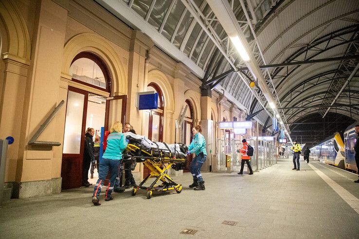 In beeld: Man zwaargewond door steekpartij bij station Zwolle - Foto: Hugo Janssen