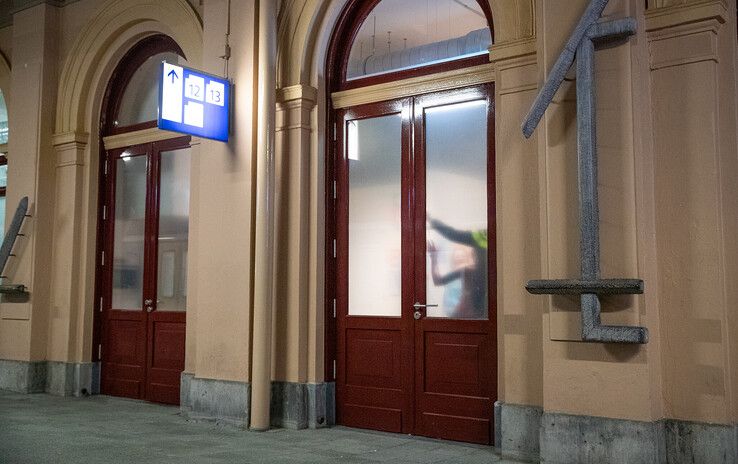 In beeld: Man zwaargewond door steekpartij bij station Zwolle - Foto: Hugo Janssen