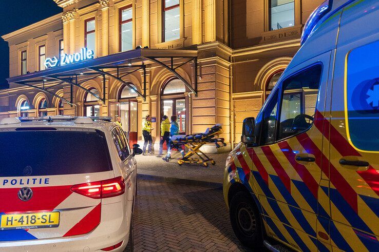 In beeld: Man zwaargewond door steekpartij bij station Zwolle - Foto: Peter Denekamp