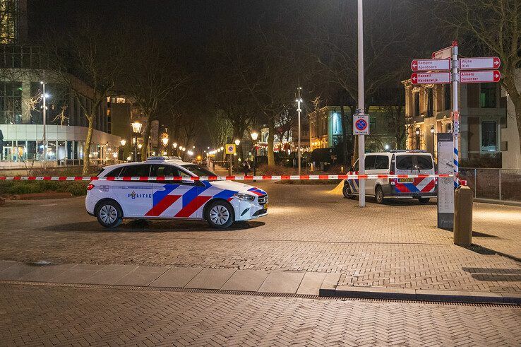 In beeld: Man zwaargewond door steekpartij bij station Zwolle - Foto: Peter Denekamp