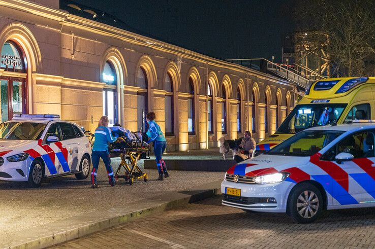 In beeld: Man zwaargewond door steekpartij bij station Zwolle - Foto: Peter Denekamp