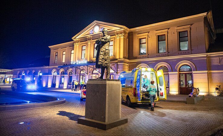 In beeld: Man zwaargewond door steekpartij bij station Zwolle - Foto: Hugo Janssen