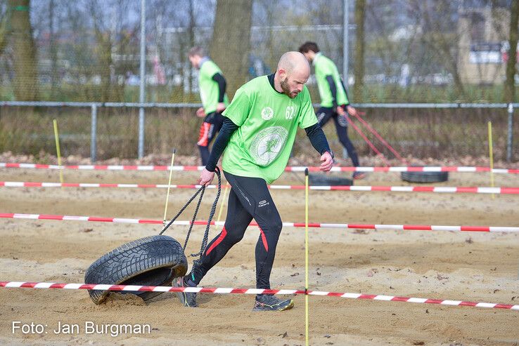 In beeld: Survivalrunners bikkelen op uitdagend parcours van Thorrun - Foto: Jan Burgman