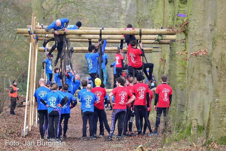 In beeld: Survivalrunners bikkelen op uitdagend parcours van Thorrun - Foto: Jan Burgman