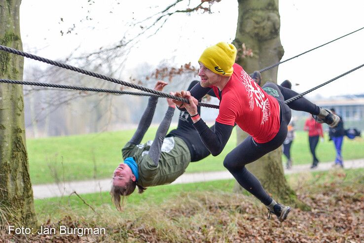 In beeld: Survivalrunners bikkelen op uitdagend parcours van Thorrun - Foto: Jan Burgman