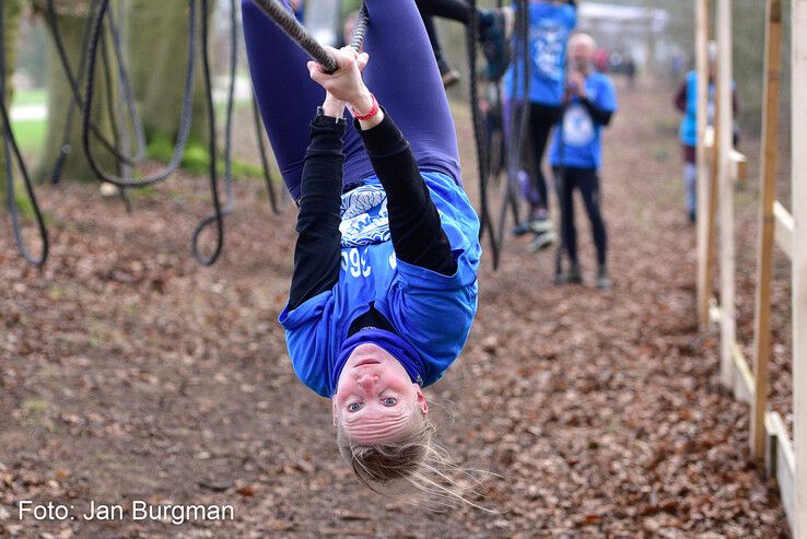 In beeld: Survivalrunners bikkelen op uitdagend parcours van Thorrun - Foto: Jan Burgman