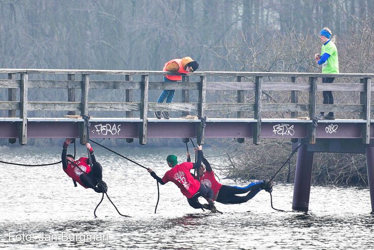 In beeld: Survivalrunners bikkelen op uitdagend parcours van Thorrun - Foto: Jan Burgman