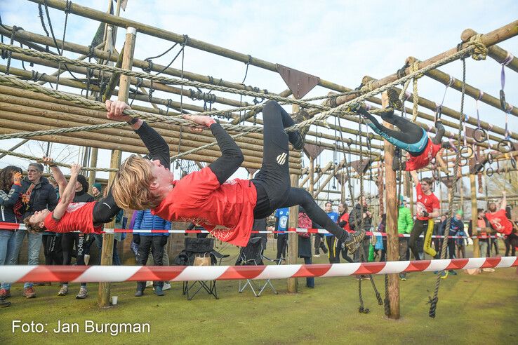 In beeld: Survivalrunners bikkelen op uitdagend parcours van Thorrun - Foto: Jan Burgman