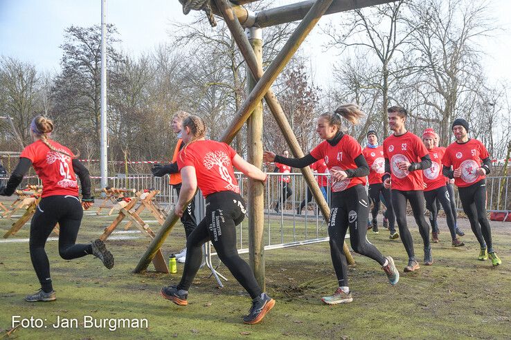 In beeld: Survivalrunners bikkelen op uitdagend parcours van Thorrun - Foto: Jan Burgman