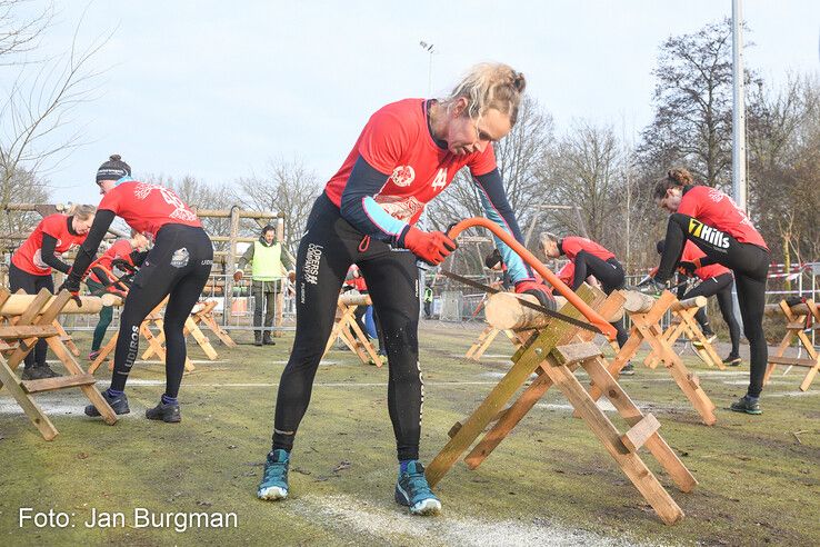 In beeld: Survivalrunners bikkelen op uitdagend parcours van Thorrun - Foto: Jan Burgman