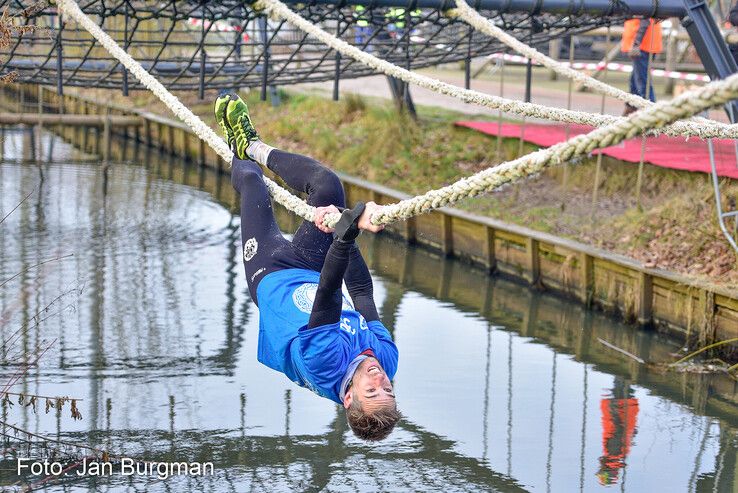 In beeld: Survivalrunners bikkelen op uitdagend parcours van Thorrun - Foto: Jan Burgman