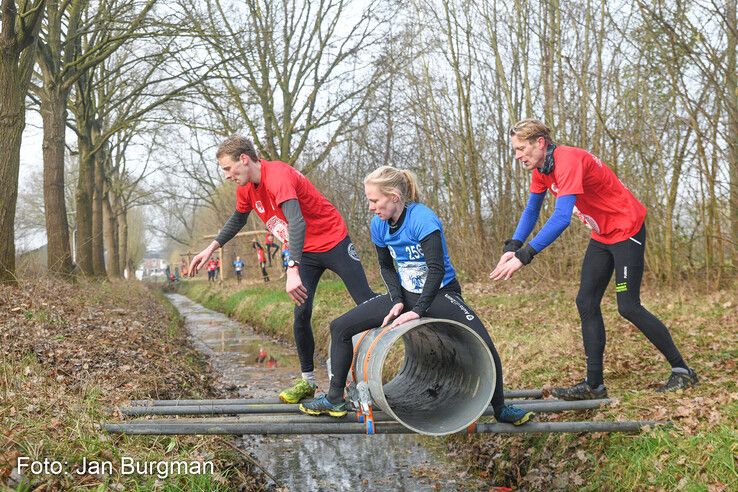 In beeld: Survivalrunners bikkelen op uitdagend parcours van Thorrun - Foto: Jan Burgman