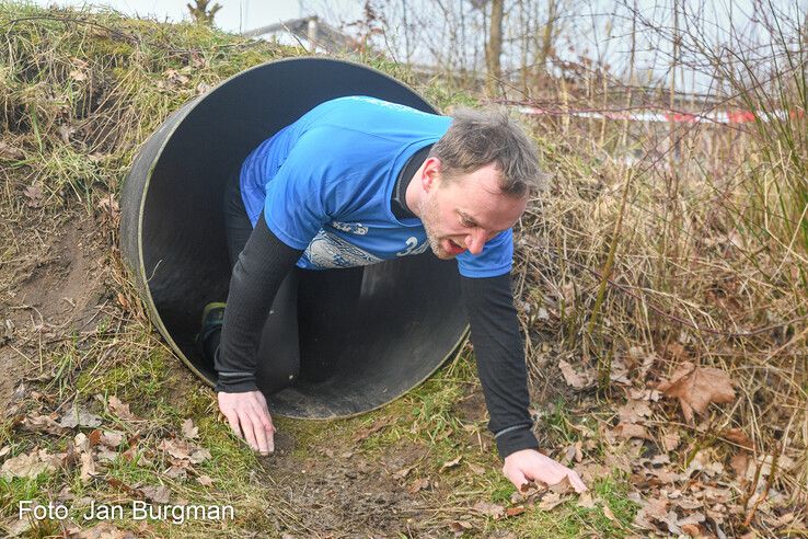 In beeld: Survivalrunners bikkelen op uitdagend parcours van Thorrun - Foto: Jan Burgman