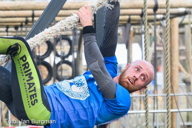 In beeld: Survivalrunners bikkelen op uitdagend parcours van Thorrun - Foto: Jan Burgman