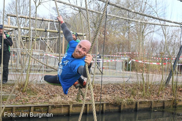 In beeld: Survivalrunners bikkelen op uitdagend parcours van Thorrun - Foto: Jan Burgman