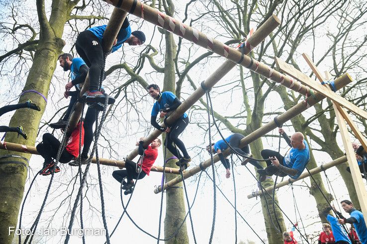 In beeld: Survivalrunners bikkelen op uitdagend parcours van Thorrun - Foto: Jan Burgman