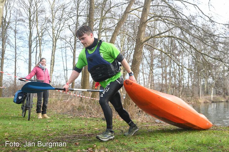 In beeld: Survivalrunners bikkelen op uitdagend parcours van Thorrun - Foto: Jan Burgman