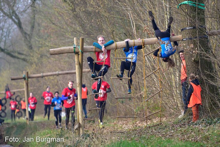 In beeld: Survivalrunners bikkelen op uitdagend parcours van Thorrun - Foto: Jan Burgman