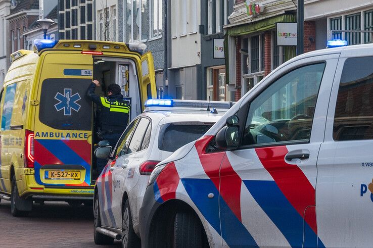 Politieagenten schieten ambulancepersoneel te hulp op het Groot Wezenland. - Foto: Peter Denekamp