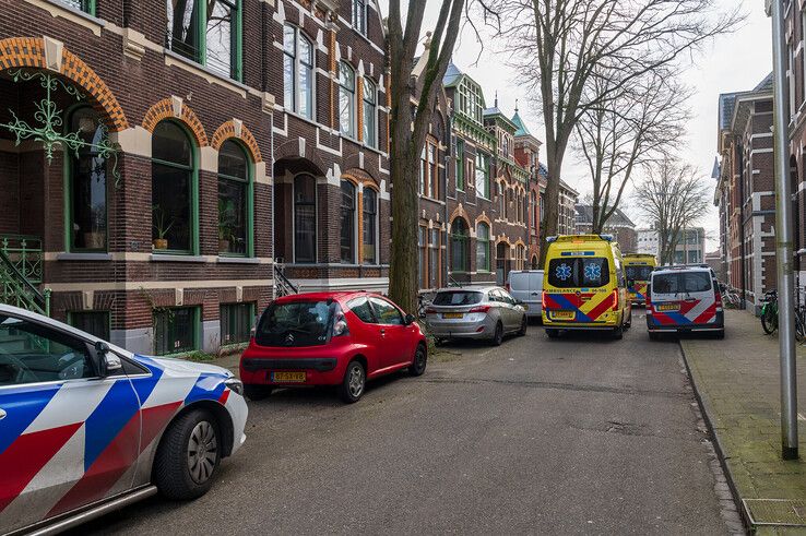 Verwarde vrouw gaat tekeer in ambulance in Assendorp - Foto: Peter Denekamp