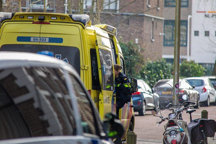 Verwarde vrouw gaat tekeer in ambulance in Assendorp - Foto: Ruben Meinten