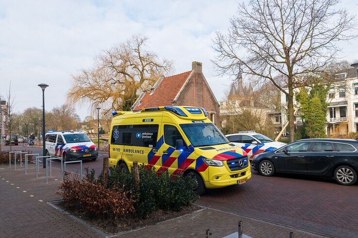 Verwarde vrouw gaat tekeer in ambulance in Assendorp - Foto: Peter Denekamp