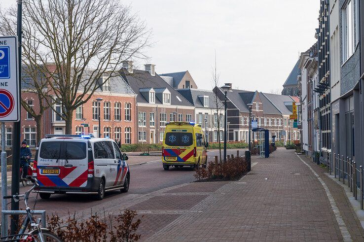 Verwarde vrouw gaat tekeer in ambulance in Assendorp - Foto: Peter Denekamp