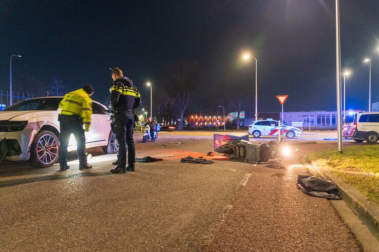 Maaltijdbezorger op scooter aangereden op Blaloweg - Foto: Peter Denekamp