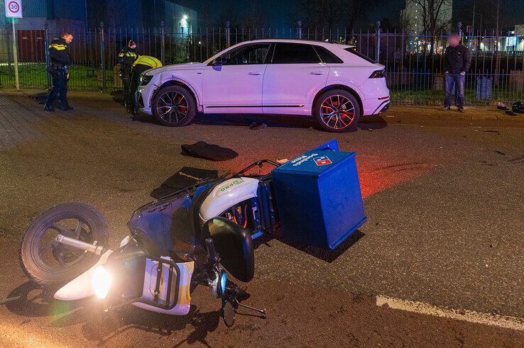 Maaltijdbezorger op scooter aangereden op Blaloweg - Foto: Peter Denekamp