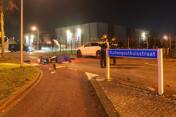 Maaltijdbezorger op scooter aangereden op Blaloweg - Foto: Peter Denekamp