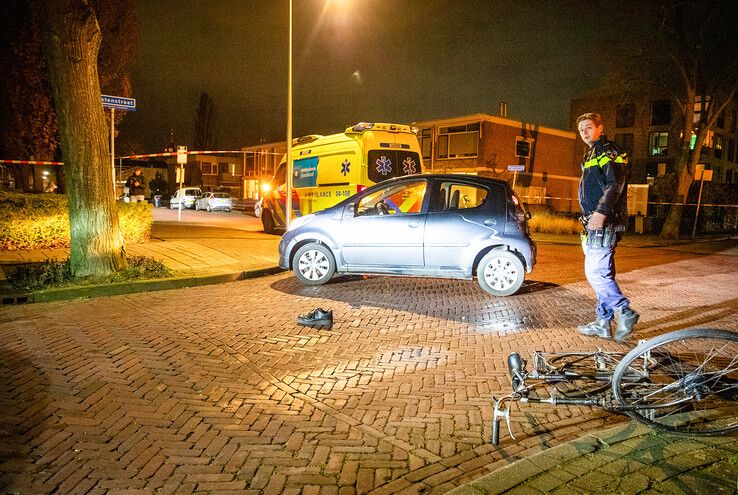 De fietser raakte ernstig gewond op de kruising in IJsselmuiden. - Foto: Hugo Janssen