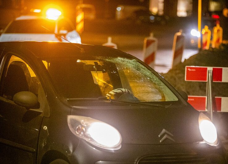 Fietser met spoed naar ziekenhuis na botsing met auto in IJsselmuiden - Foto: Hugo Janssen