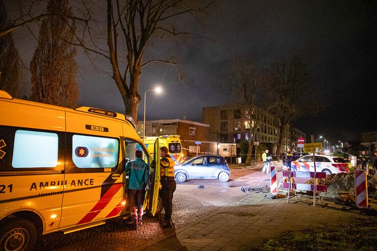 Fietser met spoed naar ziekenhuis na botsing met auto in IJsselmuiden - Foto: Hugo Janssen