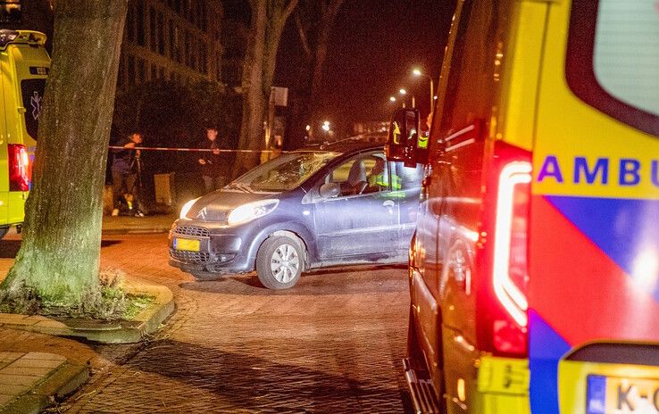 Fietser met spoed naar ziekenhuis na botsing met auto in IJsselmuiden - Foto: Hugo Janssen