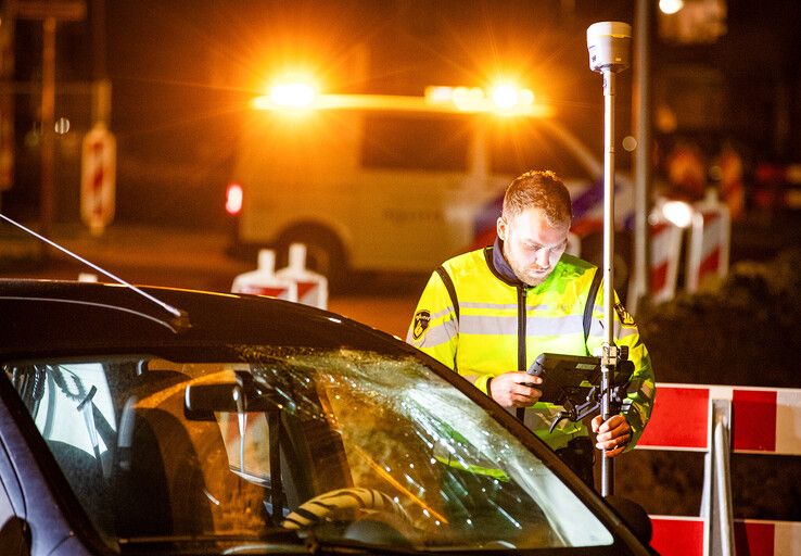 Fietser met spoed naar ziekenhuis na botsing met auto in IJsselmuiden - Foto: Hugo Janssen