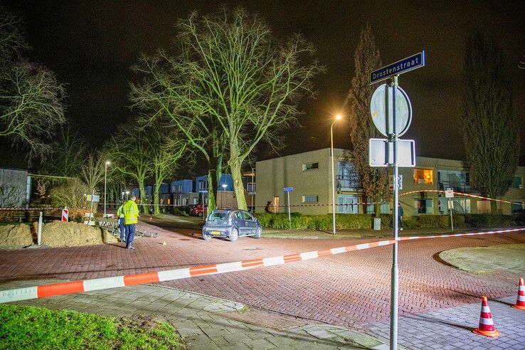 Fietser met spoed naar ziekenhuis na botsing met auto in IJsselmuiden - Foto: Hugo Janssen