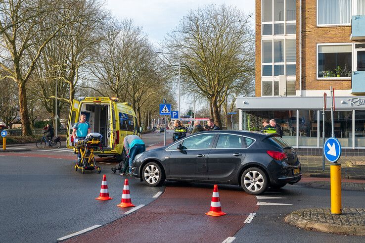 De fietsster werd aangereden op de rotonde. - Foto: Peter Denekamp