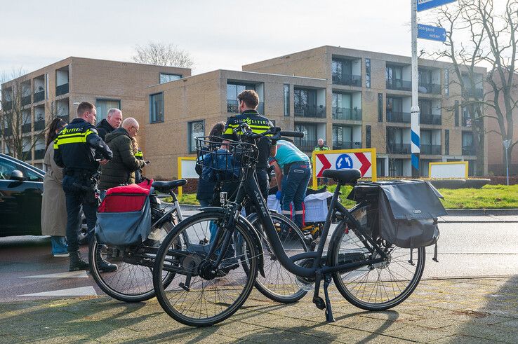 Fietsster gewond naar ziekenhuis na aanrijding op rotonde in Dieze - Foto: Peter Denekamp